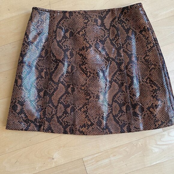 ASTR BNWT snake print front snap mini skirt S - Picture 7 of 7